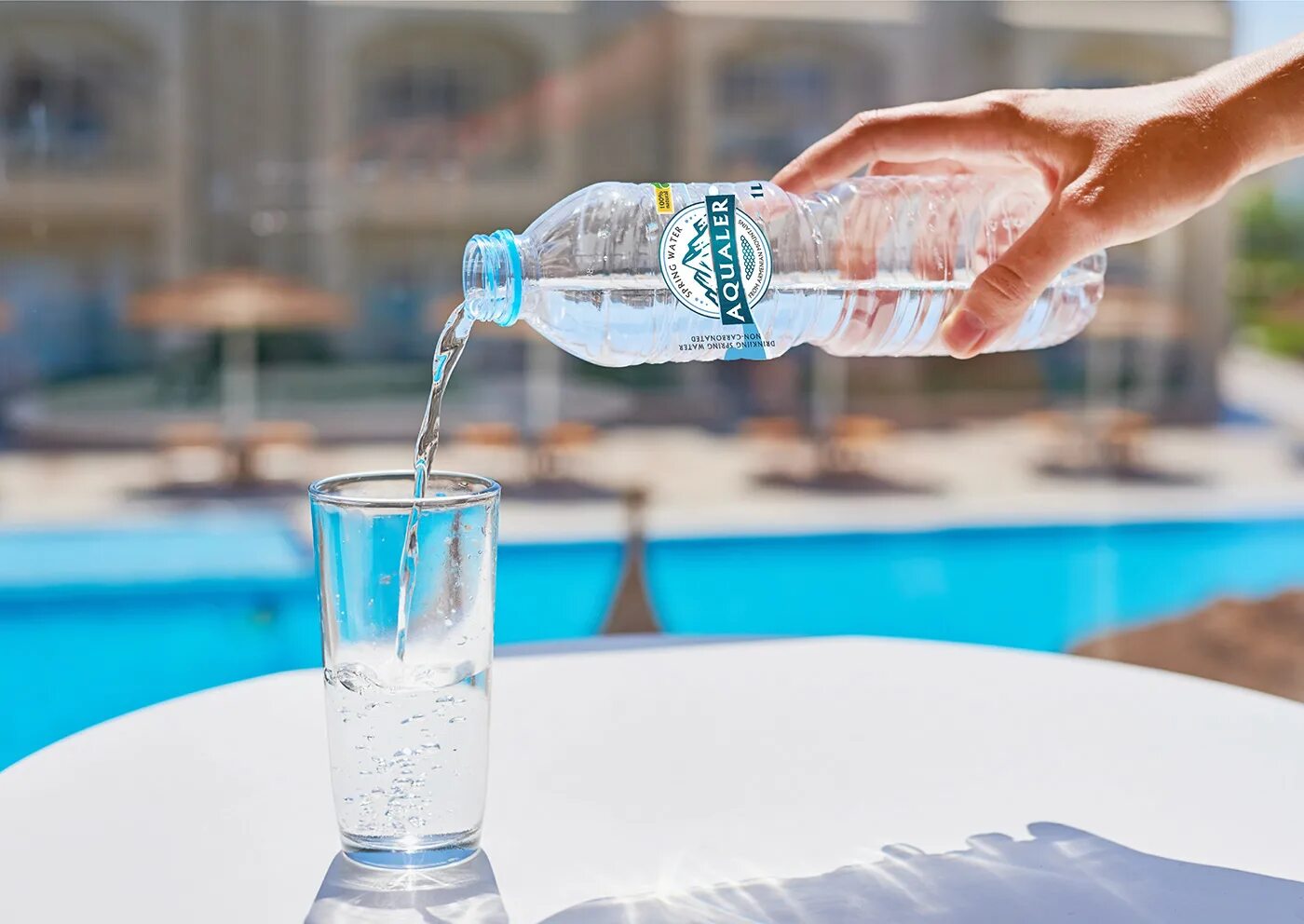 Пластиковая бутылка с завинчивающейся пробкой емкостью 0,5 литра. Сжатие бутылки с водой. Сжатая бутылка. Налить воду в бутылку. Налейте в пластиковую бутылку.