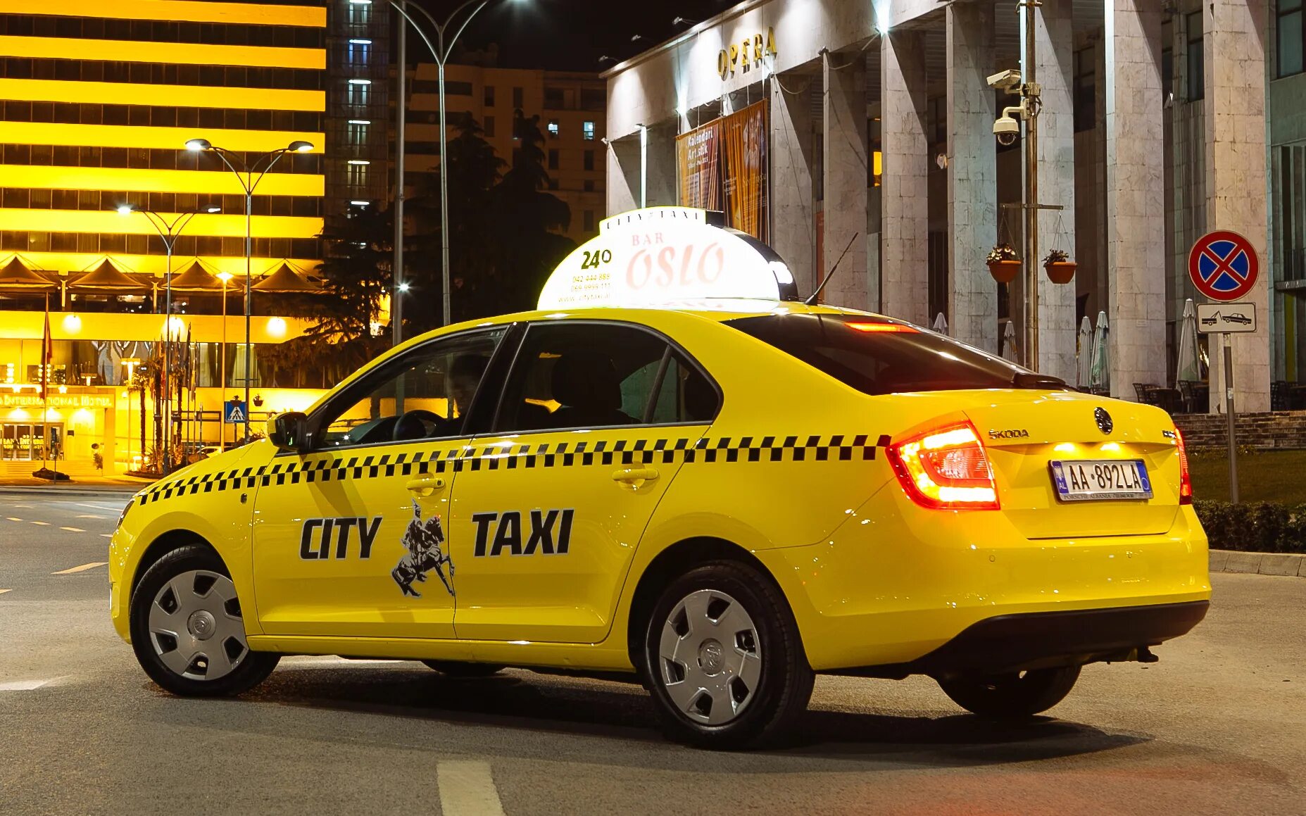 Машина "такси". Автомобиль «такси». Такси фото. Белая машина такси. Такси трехгорный