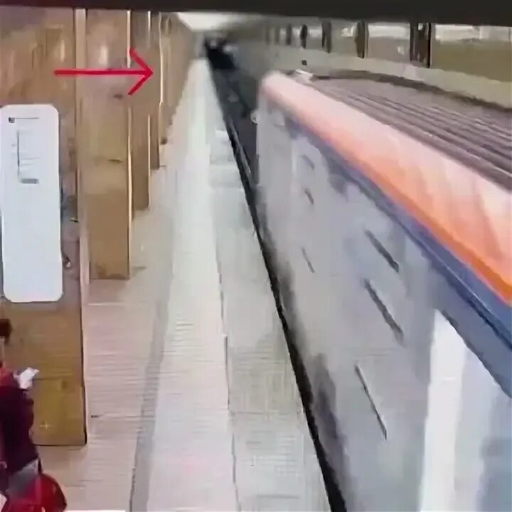 Метро первомайская женщина упала под поезд