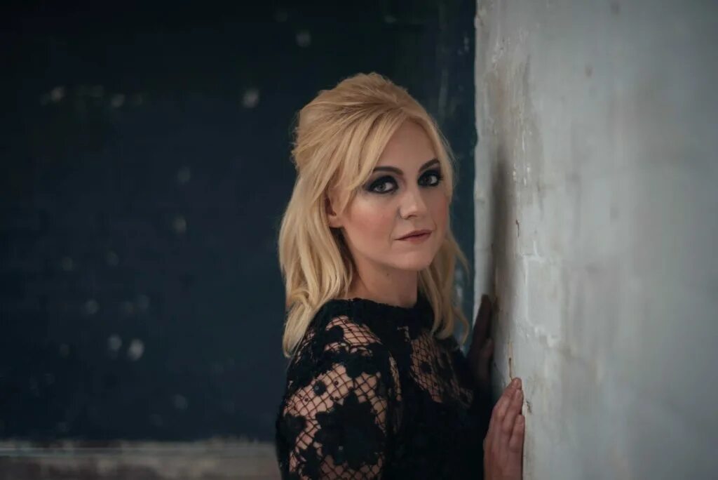 Barry manilow can't smile without you. мистер марвин. Barry manilow eyes album. джеймс марвин. кристаллы абстракция города.