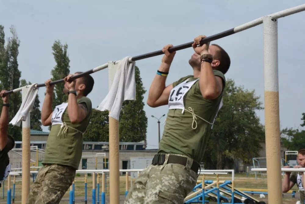 Сдача подтягиваний. Физическая подготовка. Физическая подготовка военнослужащих. Физическая подготовка в армии. Подтягивания военные.