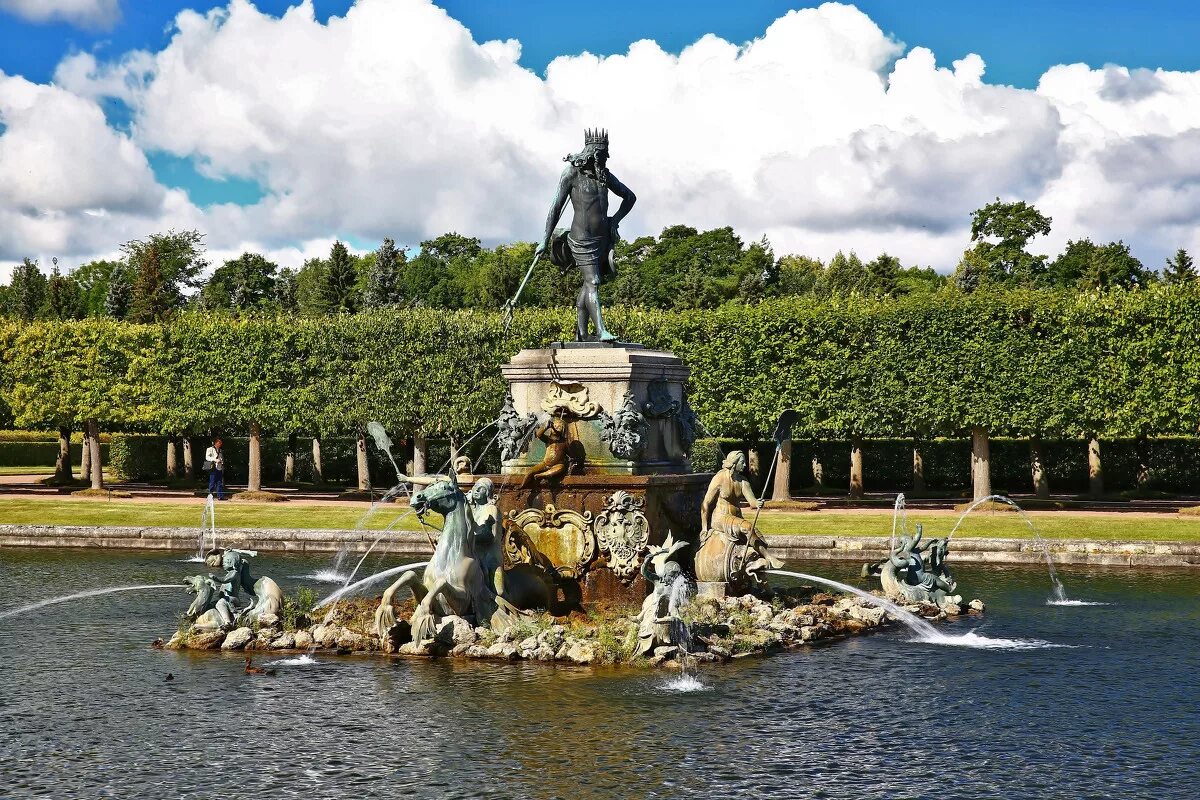 Петергоф верхний парк Нептун. Нептун (фонтан в Петергофе) фонтаны Петергофа. Статуя Нептуна в Петергофе. Петродворец фонтан Нептун. Сад нептуна
