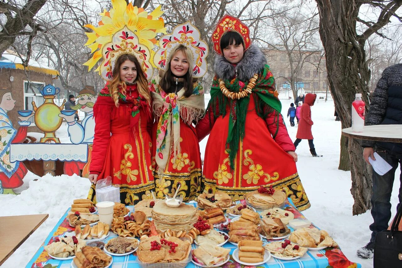 Масленица проводит зиму. Масленица. встречаем масленицу. масленицу провожаем весну встречаем. зимние гуляния.