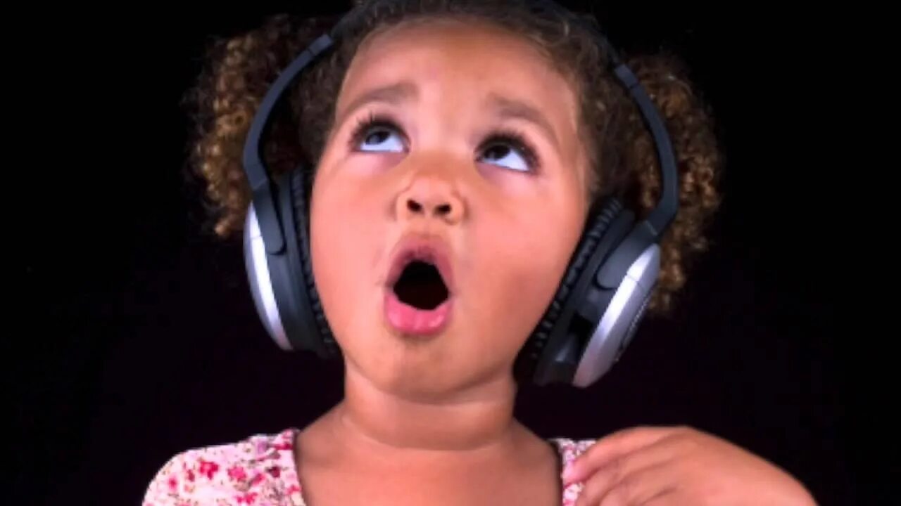 Поет в микрофон. Ретро микрофон. Пение без микрофона. Певец с микрофоном. Стилизованный микрофон.