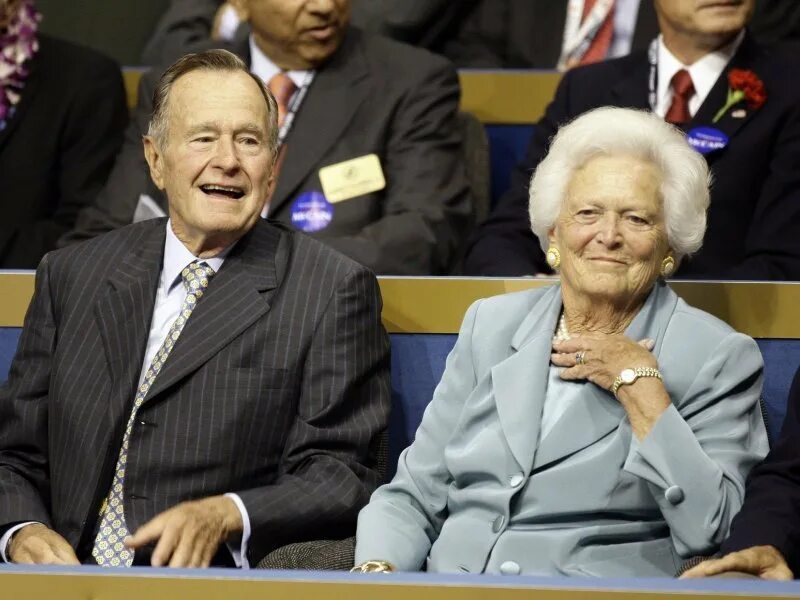 Барбара и Джордж Буш в молодости. Джордж Буш старший с женой. Жена Буша старшего.