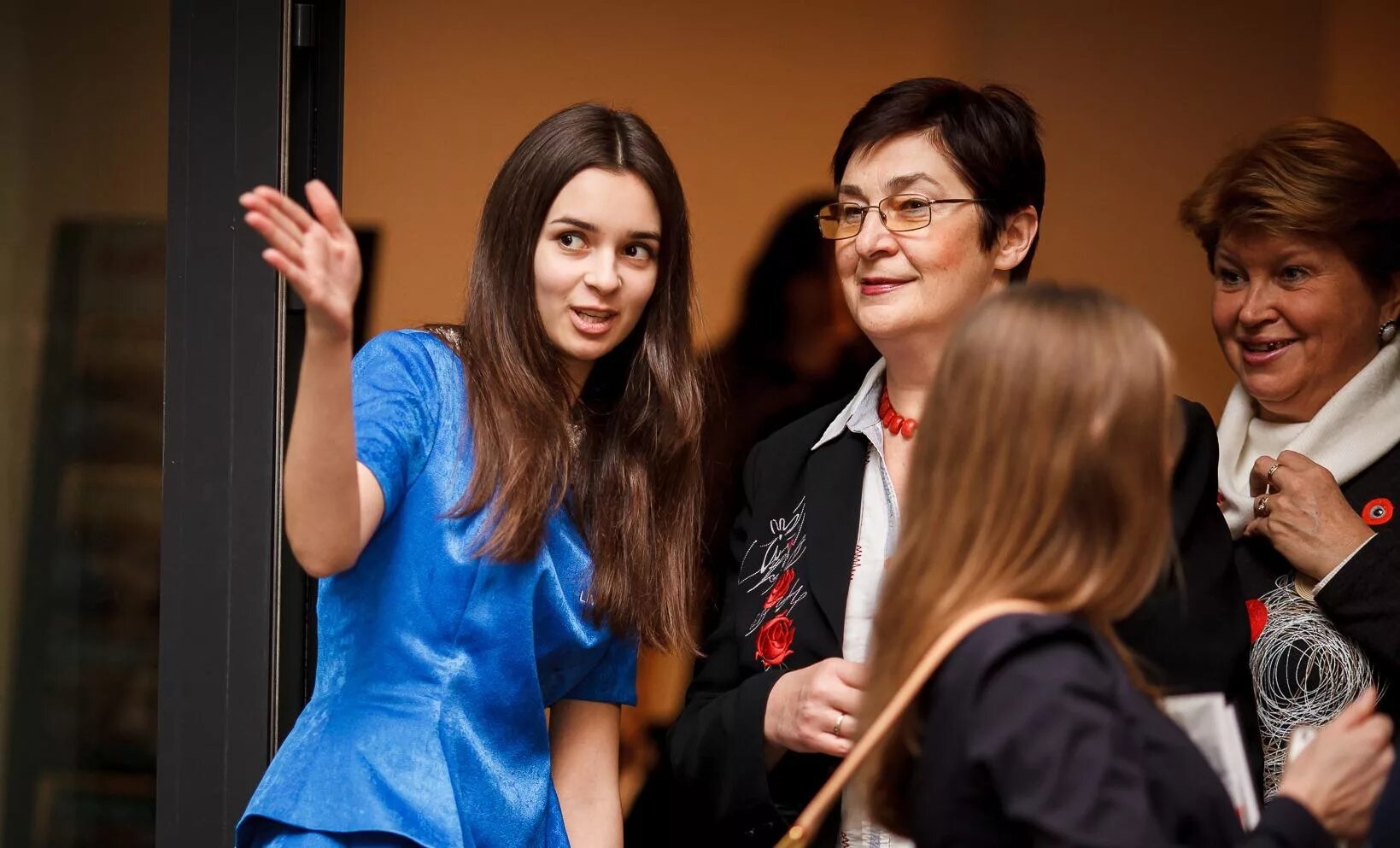 Хостесс мужчины. Что такое хостес в ресторане. Красивая девушка хостес. Девушки хостес. Хостес в кафе.