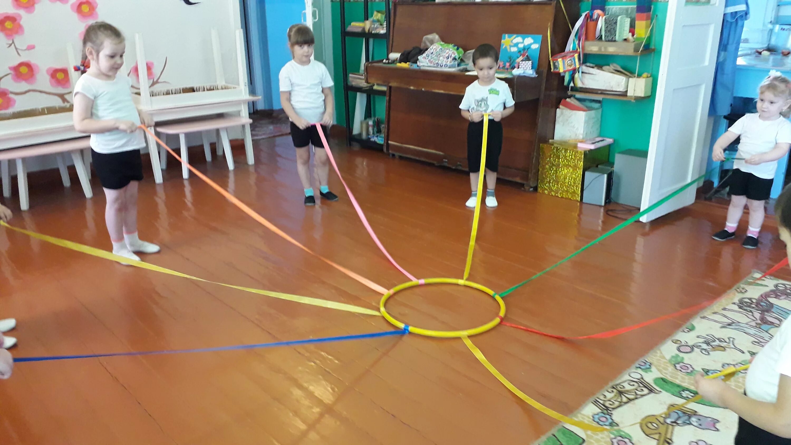 дети на физкультуре в детском саду. игровая физкультура для дошкольников. нестандартное физкультурное оборудование. игры по физической культуре в доу. старшая группа.