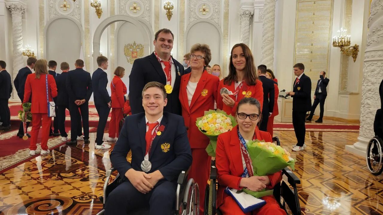 Награждение происходило. Награждение в Кремле Попова 2022. Церемонии награждения паралимпийцев в Кремле. Церемонии награждения паралимпийцев в Кремле 2021.