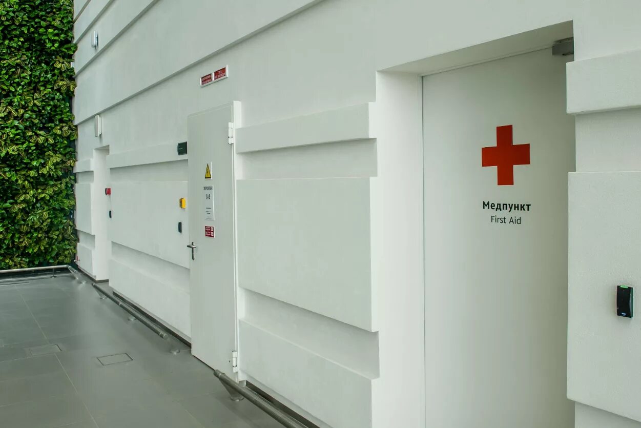 Контейнеры в процедурном кабинете. Кабинет врача ортопеда. Модульный медицинский пункт. Черняевка, богородицкий район, фельдшерско-акушерский пункт. Новый медпункт.