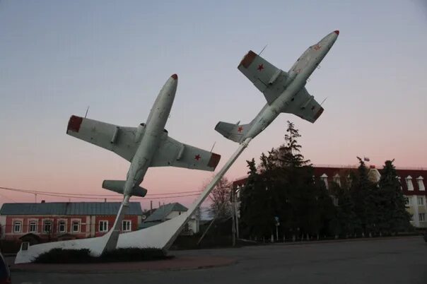 Советский район самолет. Памятник самолет в Липецке. Памятник самолет Брянск. Памятник летчикам в Липецкой области. Село доброе Липецк.