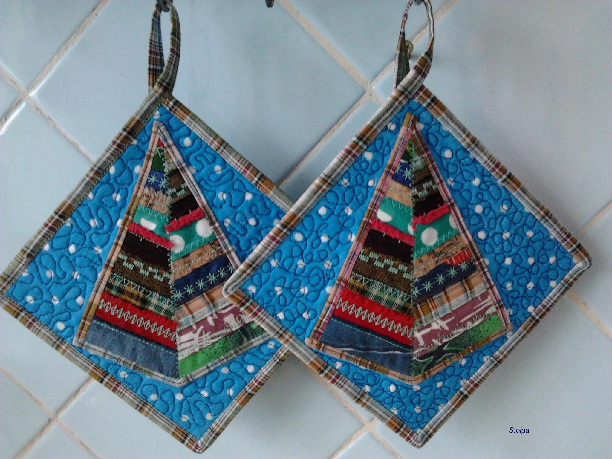 новогодние прихватки из лоскутков. прихватки новогодние из ткани. прихватки пэчворк. новогодний пэчворк. ланчматы новогодние пэчворк.