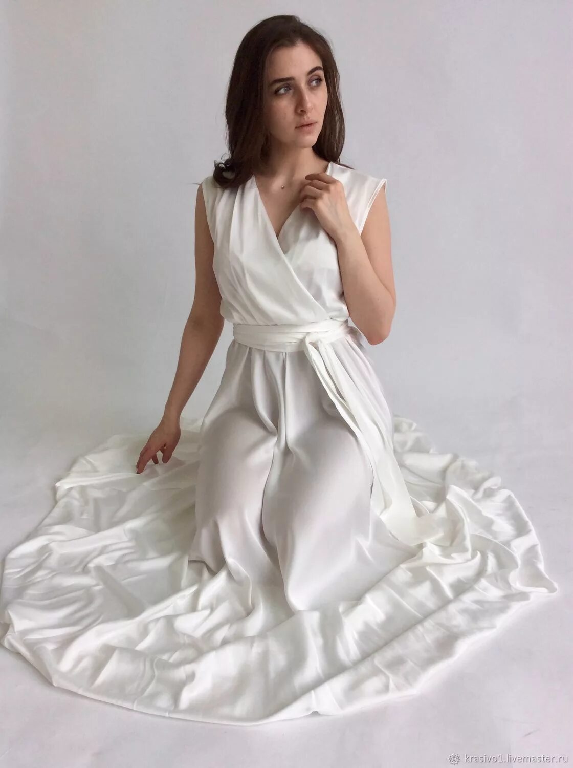 Купить платье из муслина. Платье шелк Армани. Шелковое платье. Белое шелковое платье. Белое платье из шелка.