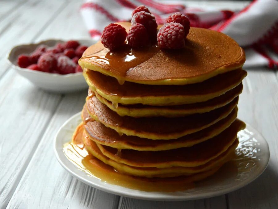 хоткейки (американские блинчики). блины и оладьи. японские хлопковые панкейки. блины с маслом. американские блины.