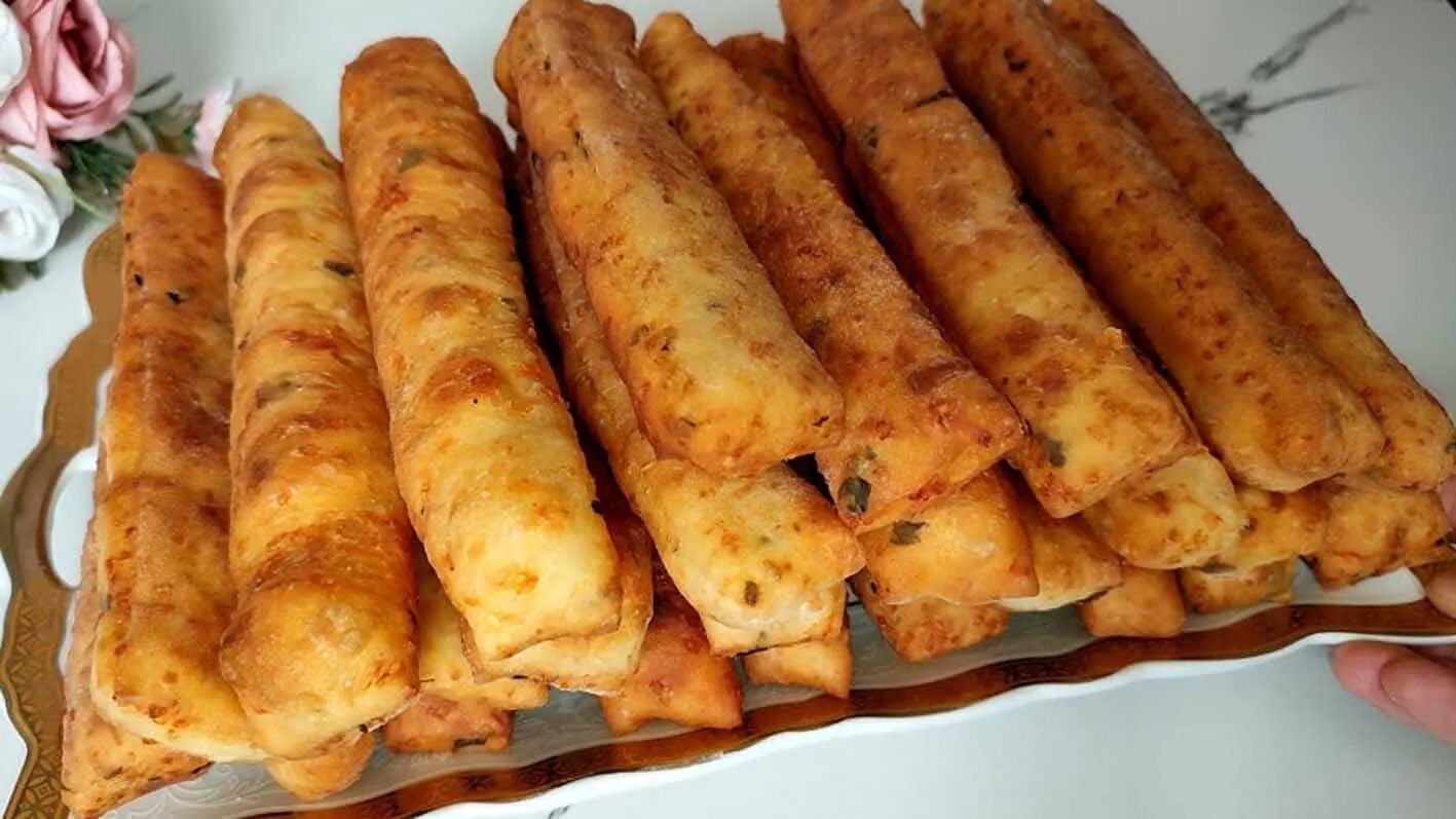 Палочки с сыром на кефире. Палочки на кефире с колбасой. Домашние сырные палочки. Печенье палочки не сладкие. Сырные палочки печенье.