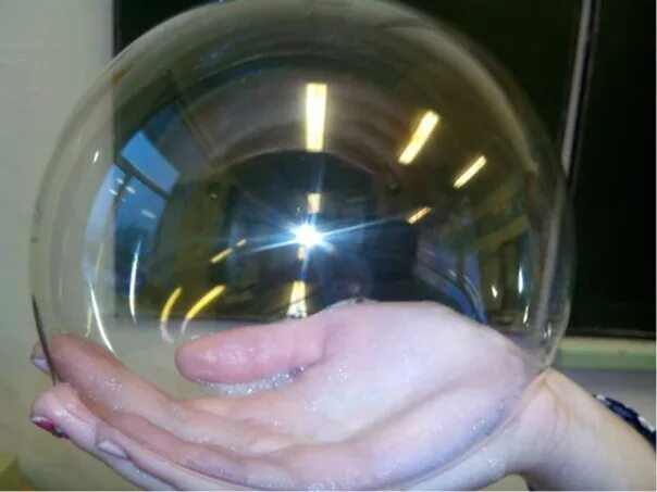 Оттуда в пляшущем свете факела поднимались пузырьки. Мыльный пузырь на ладошке. Мыльный пузырь на ладони. Опыты с мыльными пузырями. Пузырь в пузыре опыт.