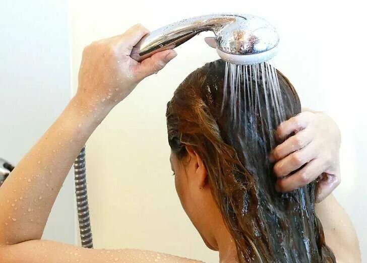 Можно мыть голову холодной. Мытье волос. Правильное мытье волос. Волосы после помывки. Вымытые волосы.