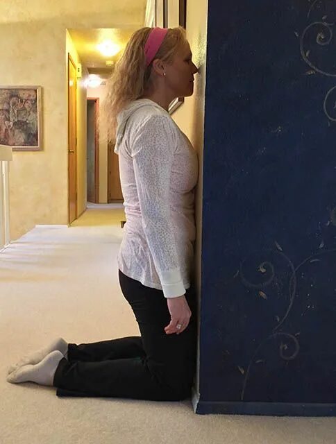 Девочка плачет в углу. Девушку поставили в угол. Взрослые стоят в углу. Ребенок плачет в углу. Девушка в углу.