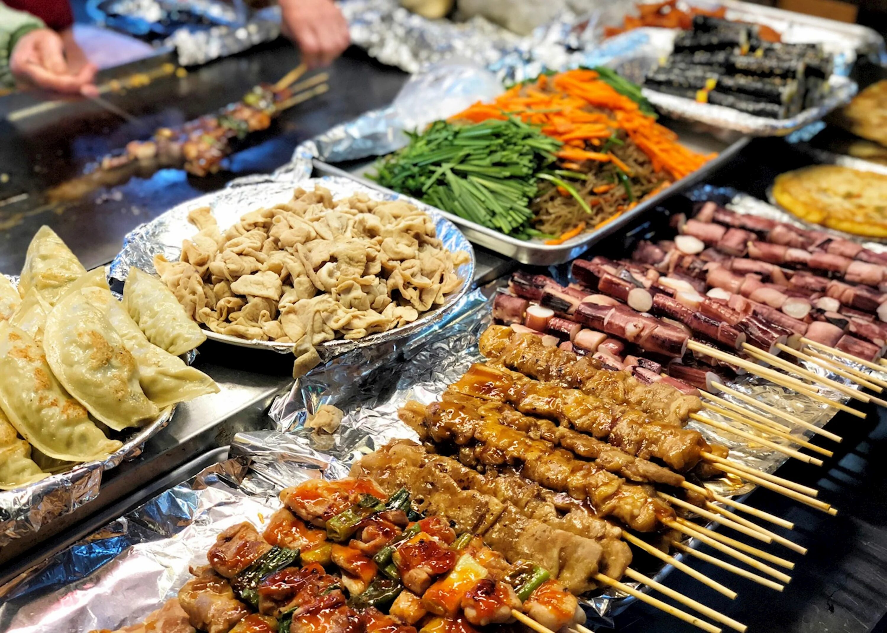 Korean street food. Стрит фуд ин корея. улица токпокки в корее. улочки сеула с едой. korean street food tashkent.