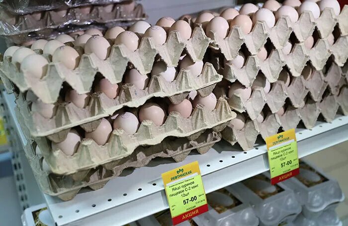 Сколько стоит яйцо сегодня. Фасовка яиц. Фасовка яиц куриных. Птицефабрика яйца. Фасовщик яиц.
