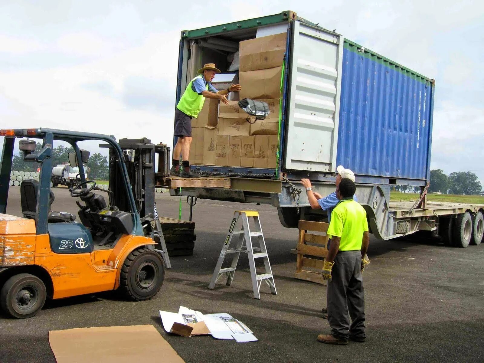 Workers load. Погрузка и разгрузка. Разгрузка грузовика. Разгрузка, погрузка товара. Грузчики контейнер.