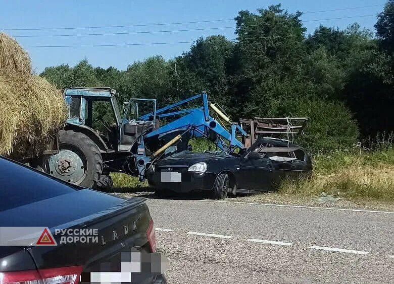 В 6 утра трактор выехал. ДТП В Мостовском районе Краснодарский край. Столкновение трактора с машиной.