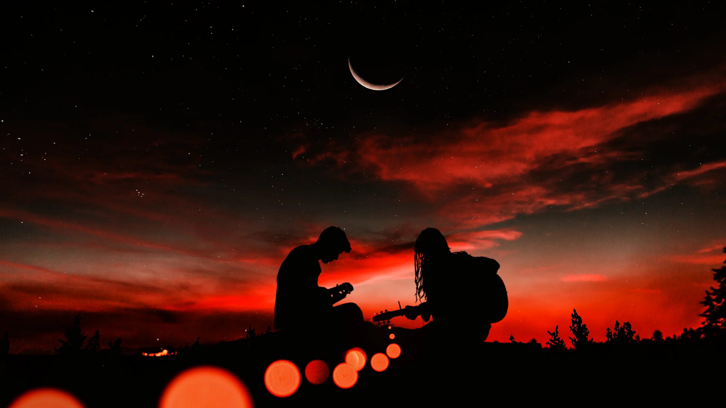 Закат. Парень и девушка на закате. Ночное небо романтика. Пара на фоне звездного неба.