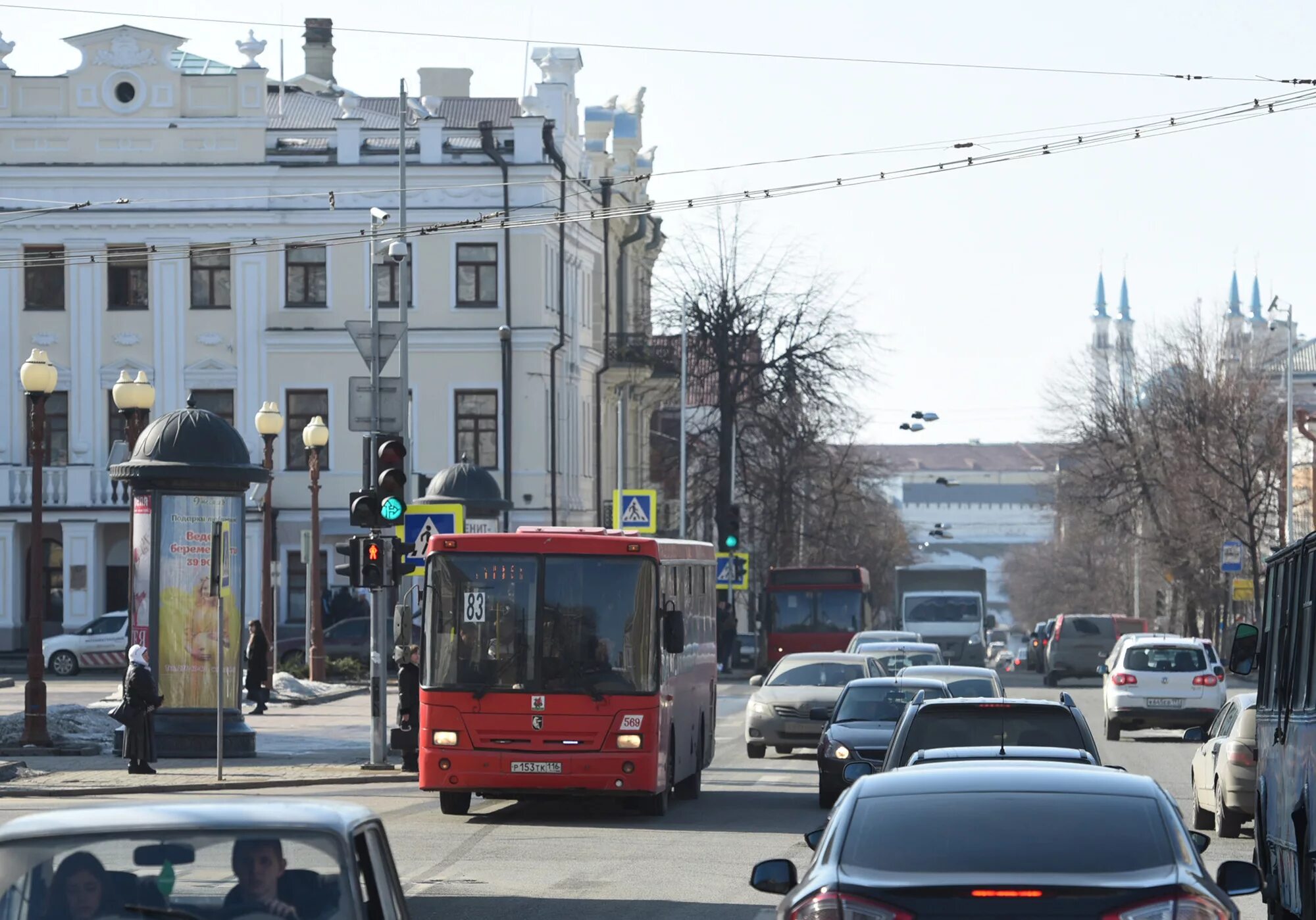 Время транспорта казань. Казань движение автомобилей. Движение на автомобиле в городе Казань. Автобусная остановка. Улица 9 мая.