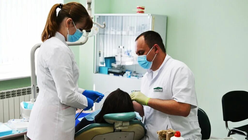 Дежурный врач 3 40 на русском языке. Дежурный врач солигорск. Владивосток вог глухих. Солонович врач солигорск. Дежурный врач сериал 1 сезон.