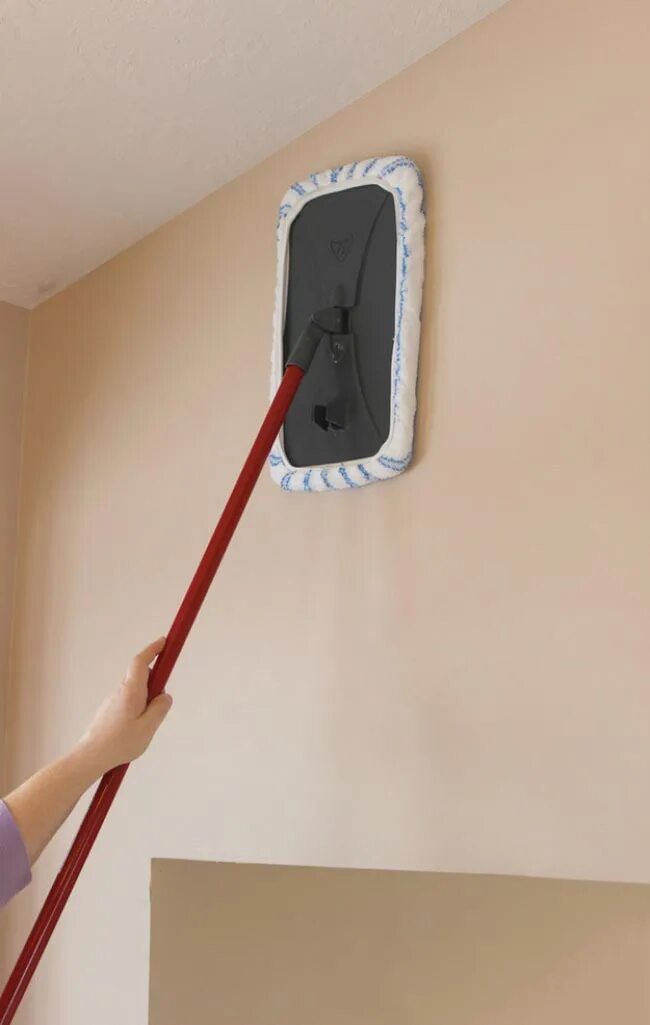 Грибок на стенах в квартире. Щётка для удаления со стен оставшиеся обоев. Как убрать пыль со стен. Швабра для обеспыливания стен. Шпаклевка мем.