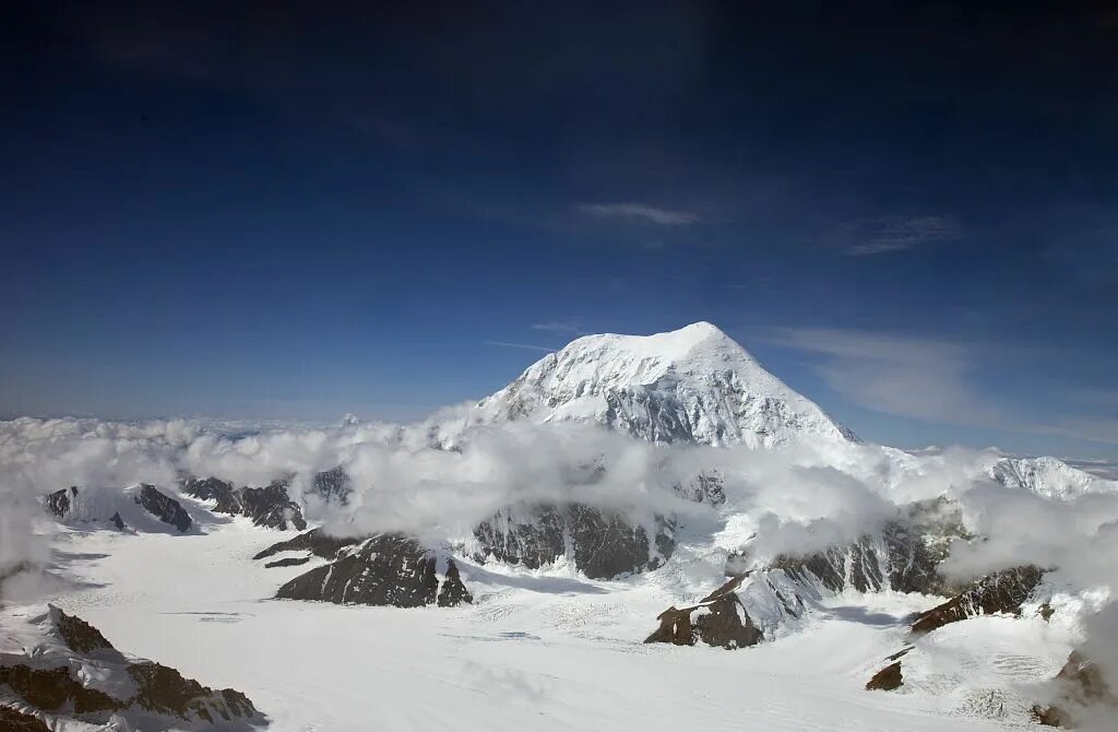 Форакер. Avalanche. Alaska's Mount MCKINLEY is the Country's Tallest Peak..