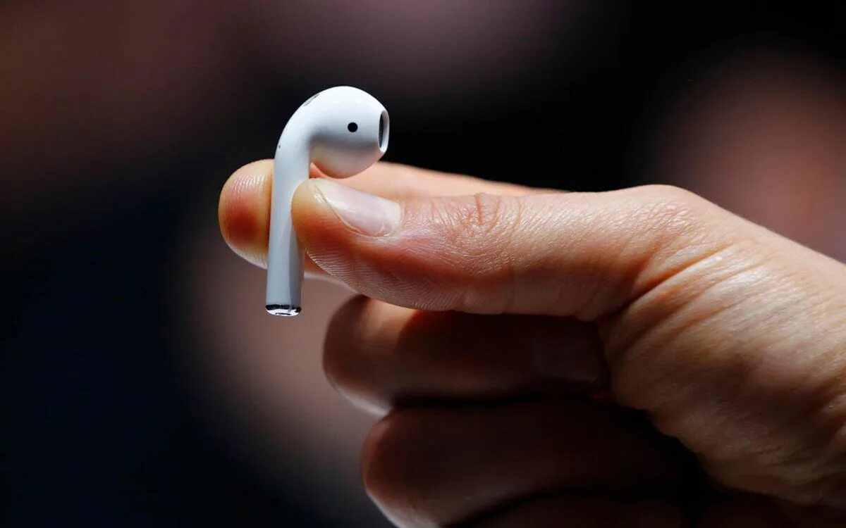 Наушники airpods отключается один наушник. AIRPODS 1. Наушник левый Apple AIRPODS. Наушники 1 поколения AIRPODS. AIRPODS 3 В руках.