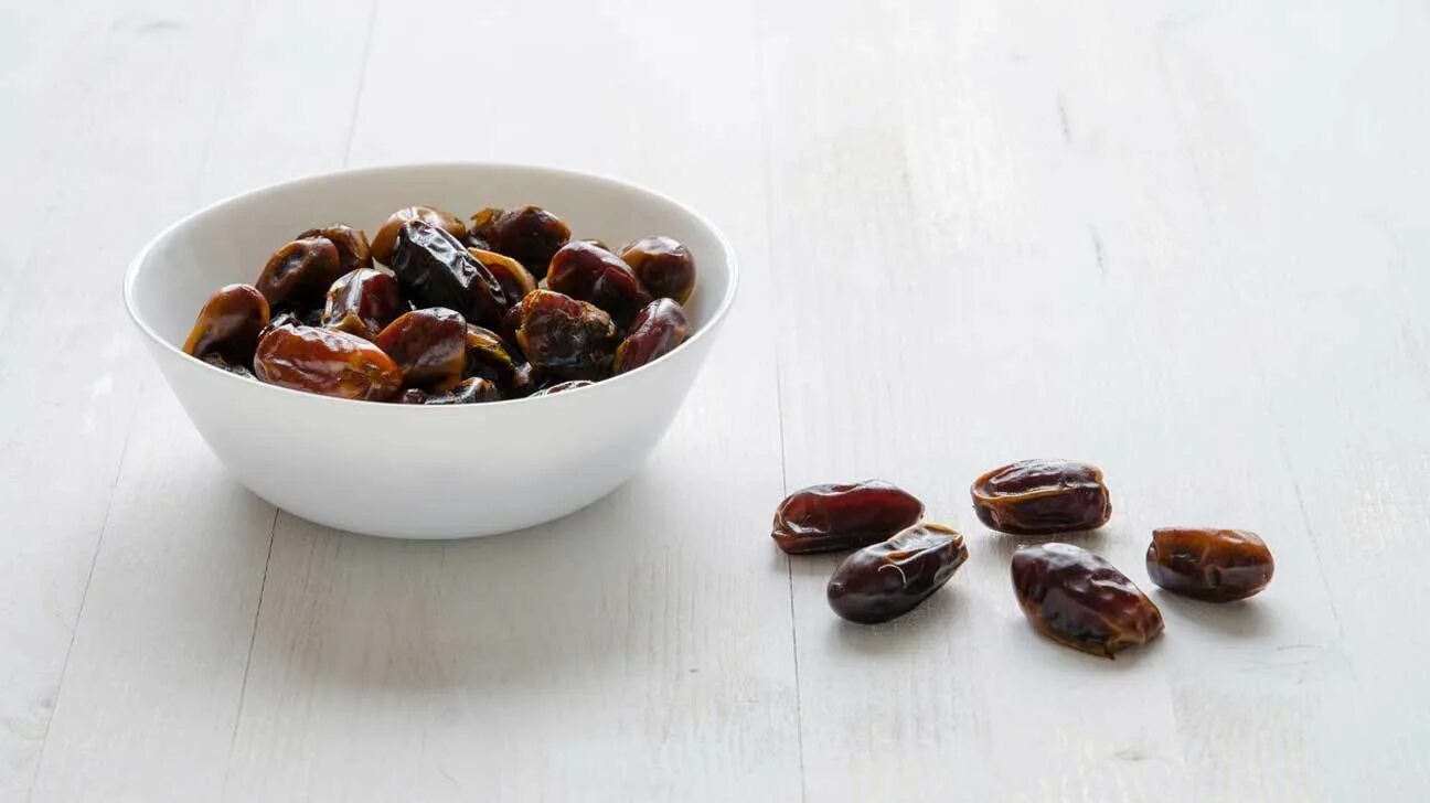 Финики Mazafati Fresh Dates. Финики на белом фоне. Финики для потенции. Мусульманские от косточек финики. Польза косточек фиников