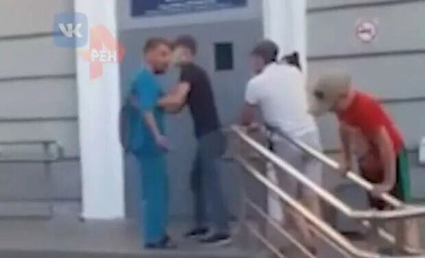 Он попал в больницу. Он попал в больницу