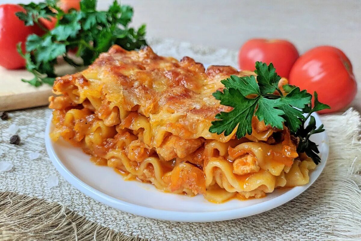 Лазанья рецепт лапши. Бесбармачная лазанья. Макароны для лазаньи. Лазанья с макаронами и фаршем в духовке. Продукты для лазаньи.