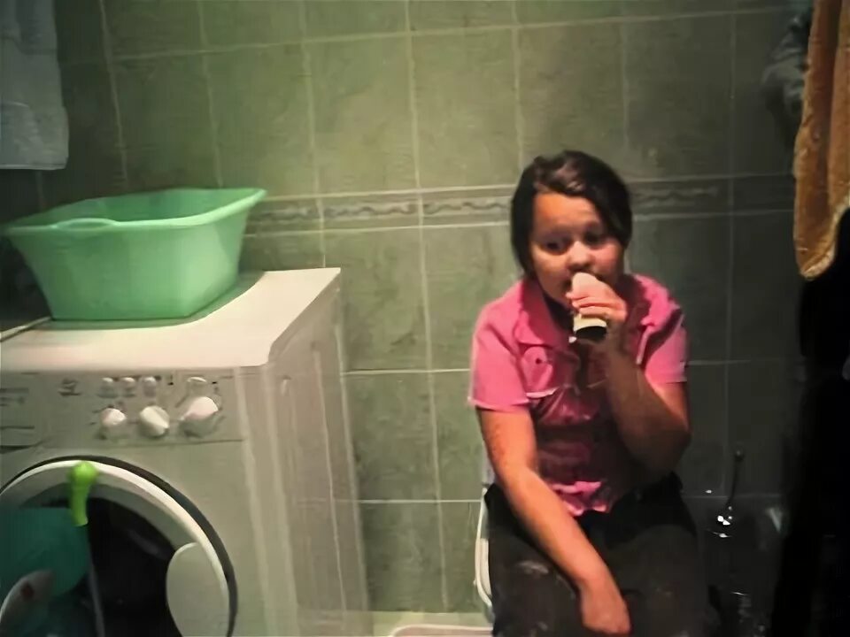 Поющий туалет. Пение в туалете. Девочка поёт на унитазе.