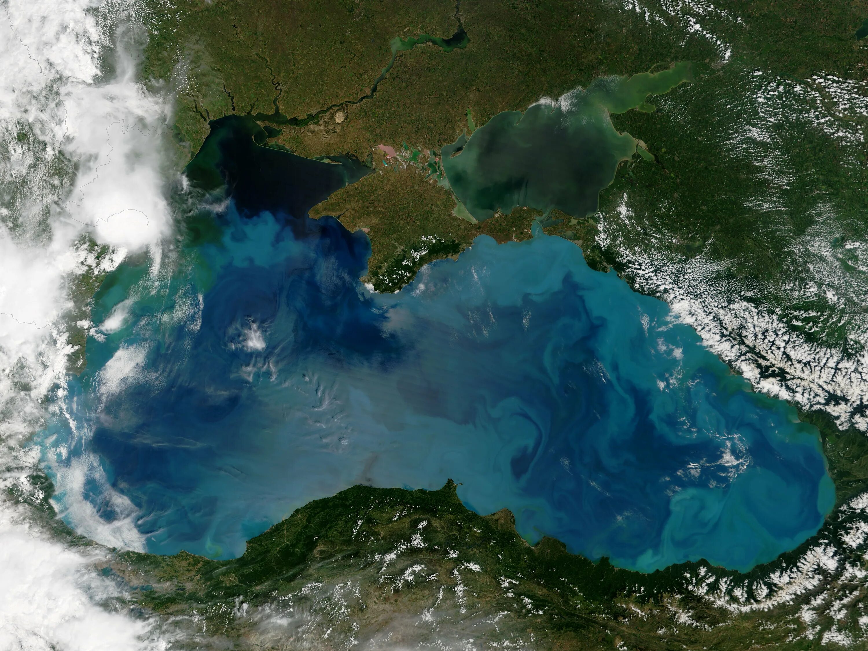 Черное море расположено впадине. Черное море снимок из космоса. черное море из космоса со спутника. черное море вид сверху. атлантический океан цвет воды.