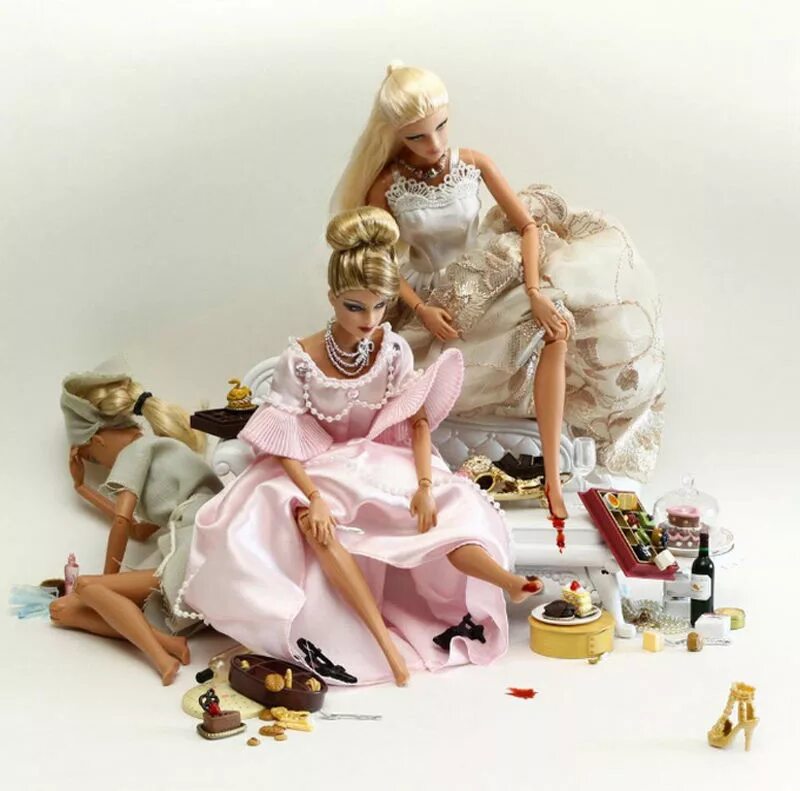 Жизнь кукол. Фотосессия семьи кукол барби. Куклы барби в жизни. Фотосессия кукол барби. Andrea cucchi куклы барби.