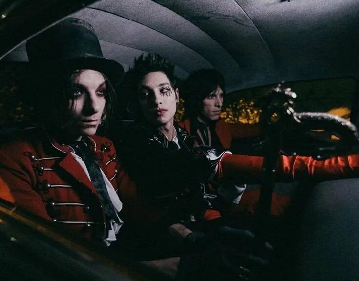 Ремингтон лайт palaye royale. Palaye royale paranoid. Palaye royale обложки альбомов. Royale песни. Себастьян данциг palaye royale.