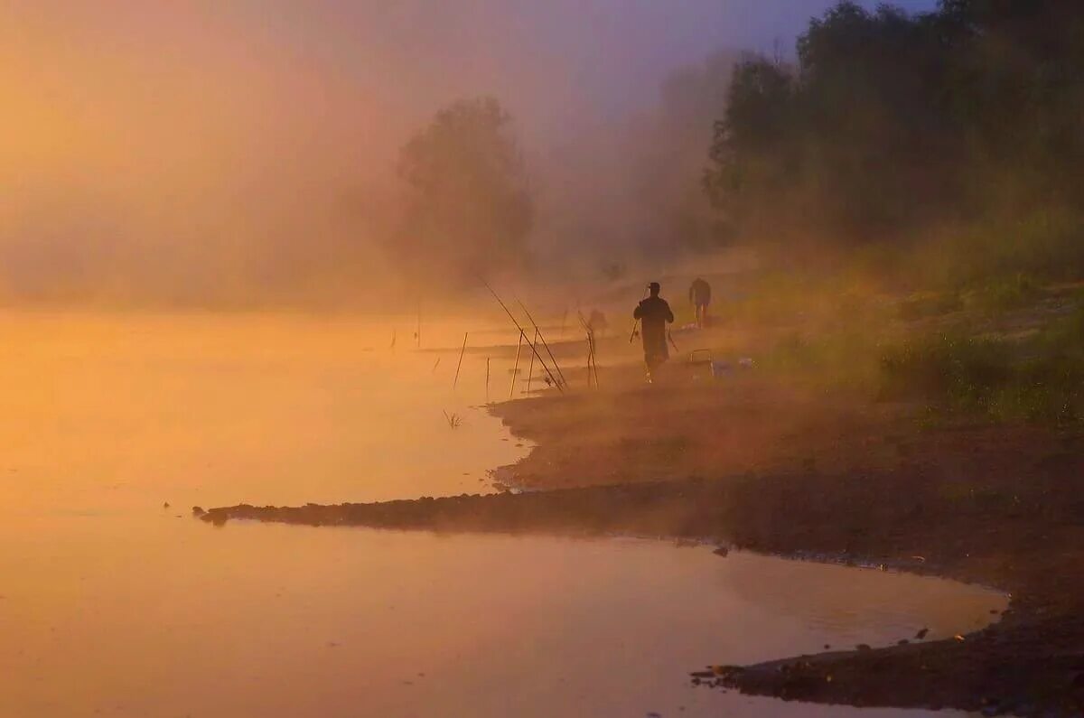 Стихотворение забелелся туман над рекой. Забелелся туман за рекой. Туман прозрачный у реки. Живопись пейзаж рыбаки в тумане. Рыбаки на реке в тумане картина.