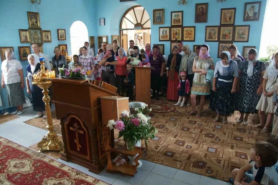 Погода в лапыгино. Храм Сретения Господня в Лапыгино. Церковь в Лапыгино старый Оскол. Лапыгино старый Оскол батюшка. Лапыгино батюшка.