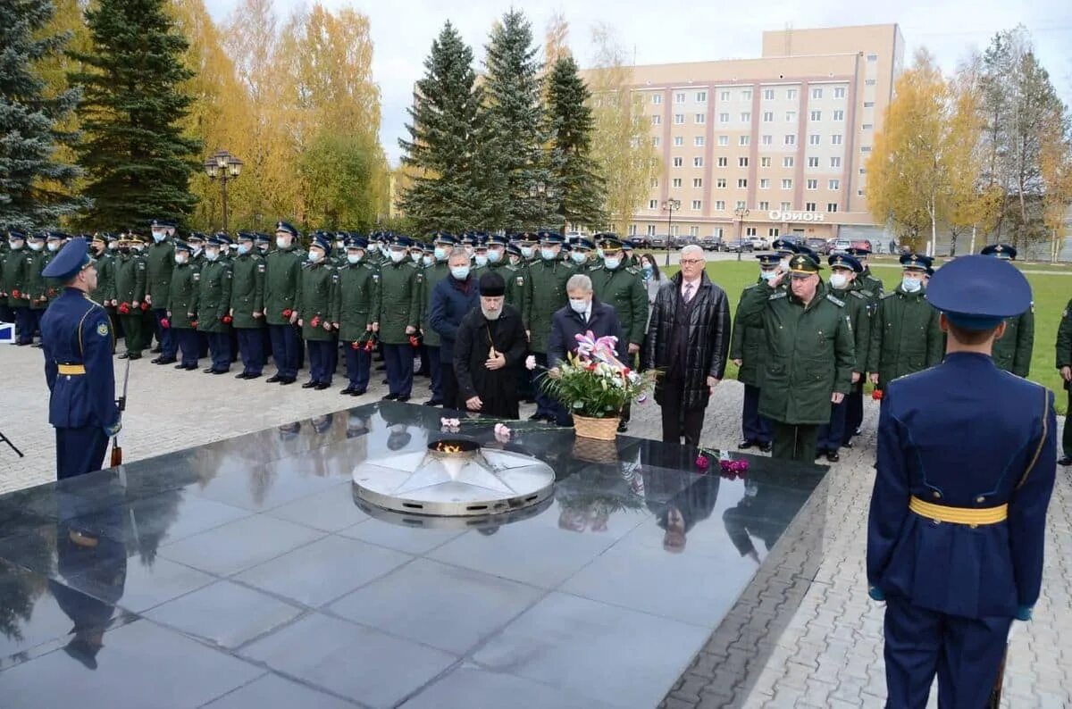 Движение плесецк. Офицеры космодрома плесецк. мирный плесецк возложение вечный огонь 24 09 2025.
