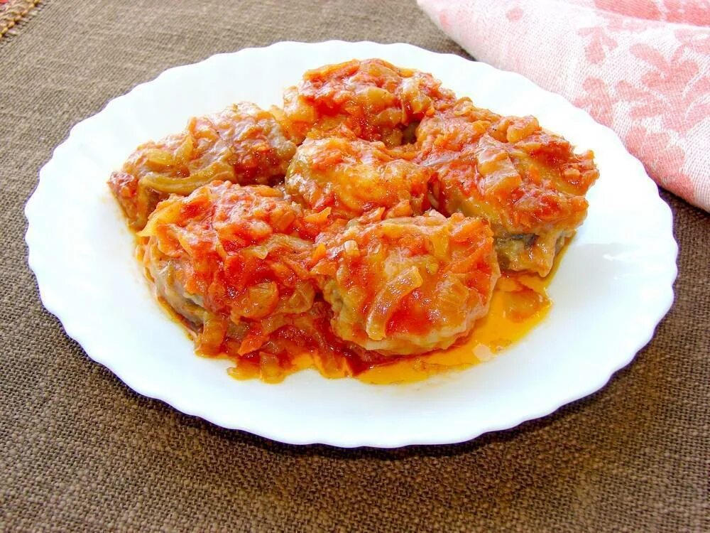 Рыба под томаты. Рыба тушеная в томате с овощами. тушеная рыба в томатном соусе. соус для рыбы постный. рыба под маринадом.