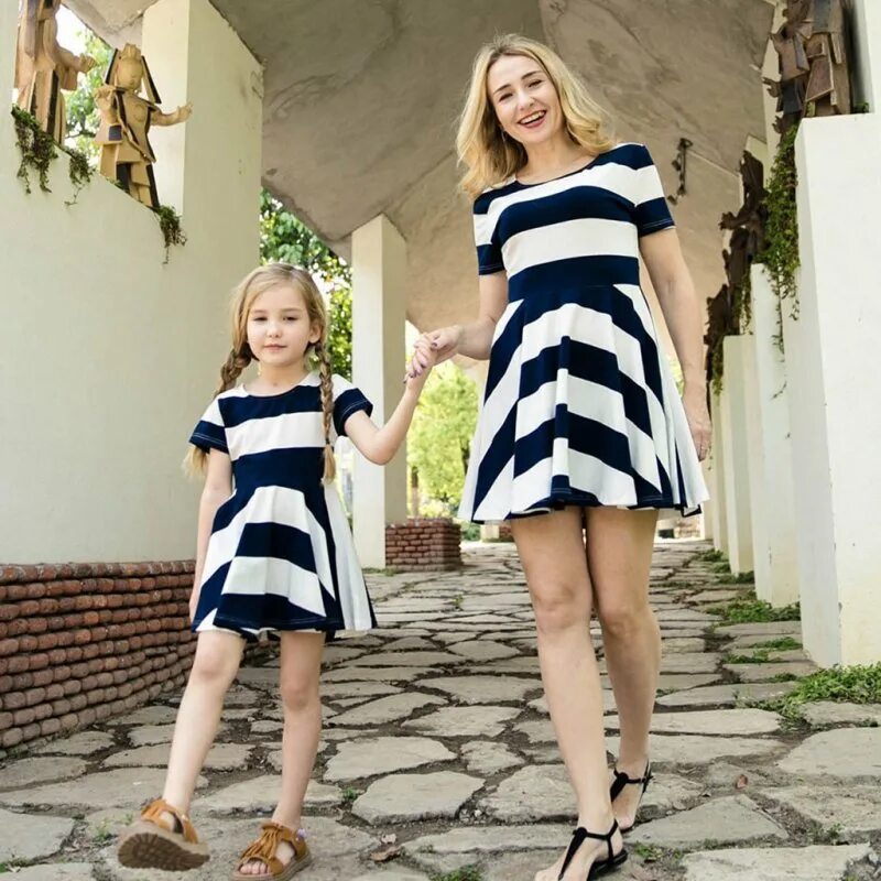 Стильные дочки. Платье мама и дочка одинаковые. Платья для мамы и Дочки в одном стиле. Одежда для мамы и Дочки в одном стиле. Мама и дочка в одинаковых нарядах.