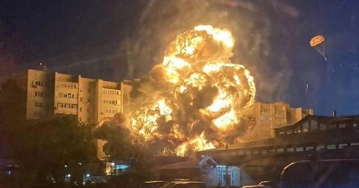 Самолет упал на жилой дом