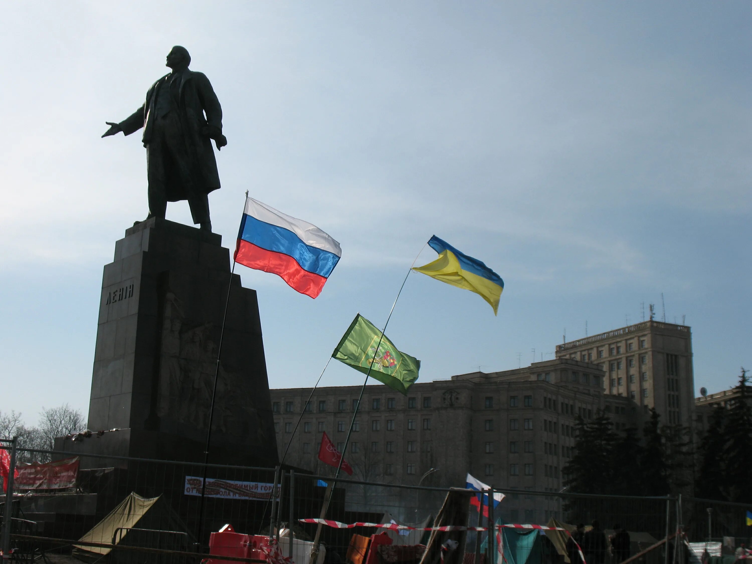 Харьков 2014. Харьков 2014 фото. Харьков 2014 флаг. Харьков с российскими флагами 2014 год.