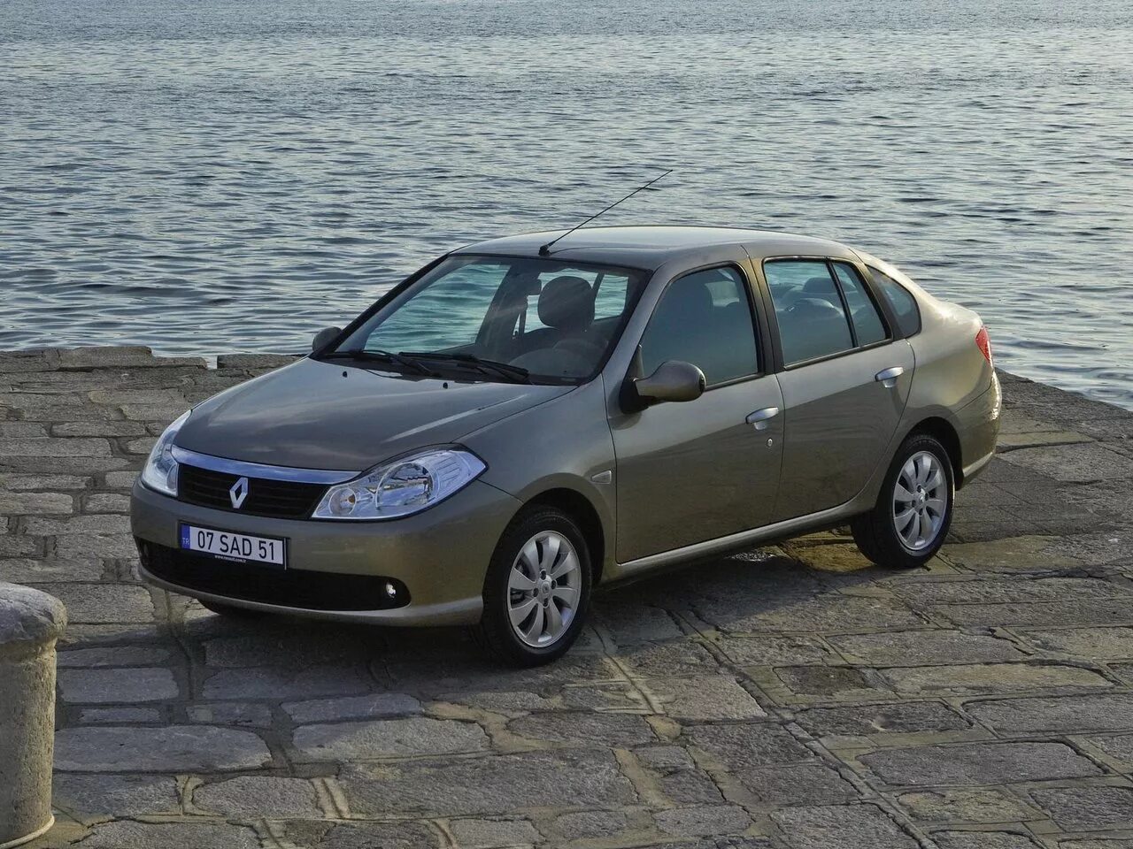 Фотоальбом RENAULT Symbol 2 поколение седан. Страница 5