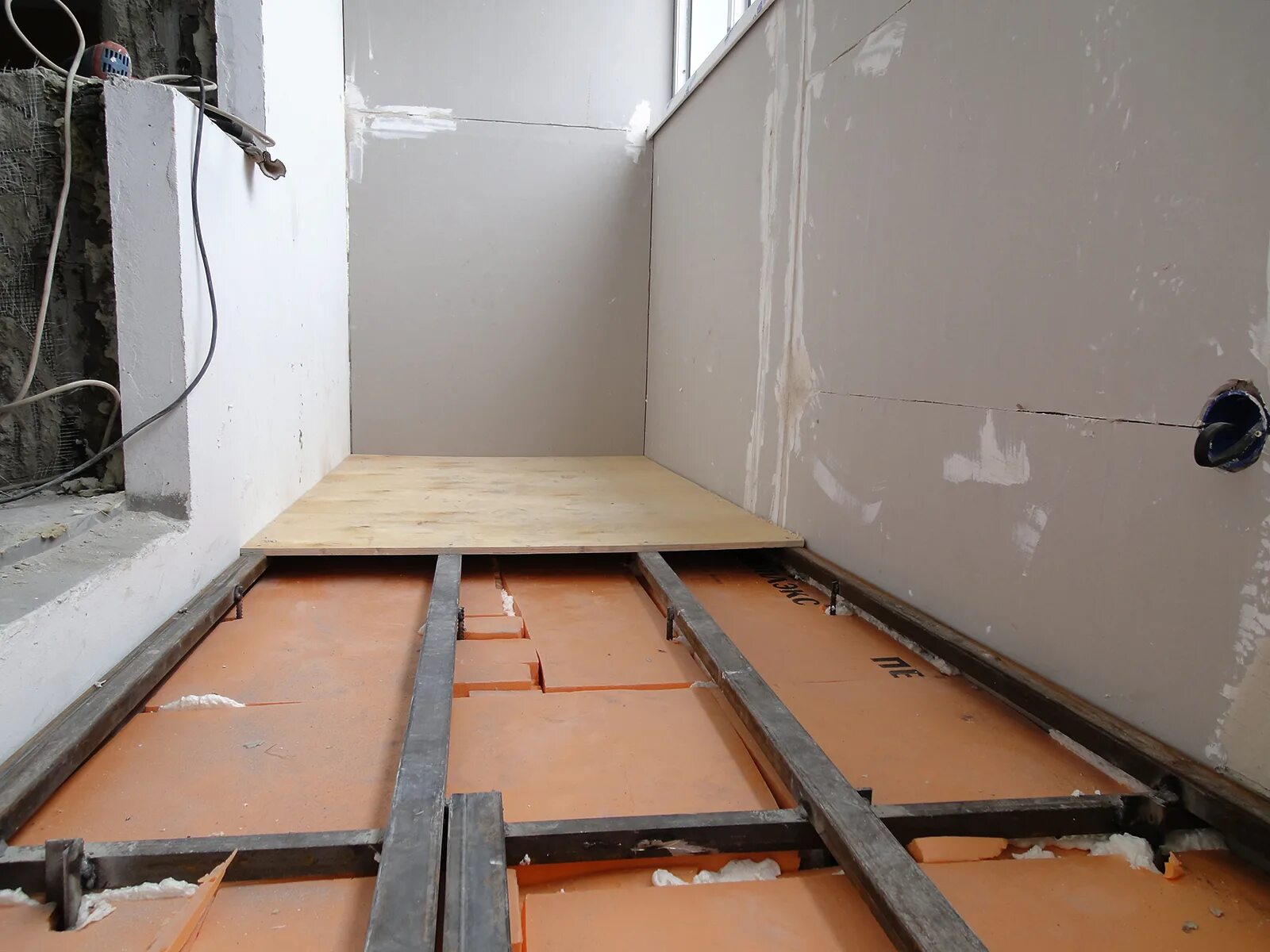 Настелить пол на балконе. Пол на лоджии на лагах. Выравнивание пола на лоджии. Укладка лаг на балконе на бетонный пол. Лаги для пола на балконе.