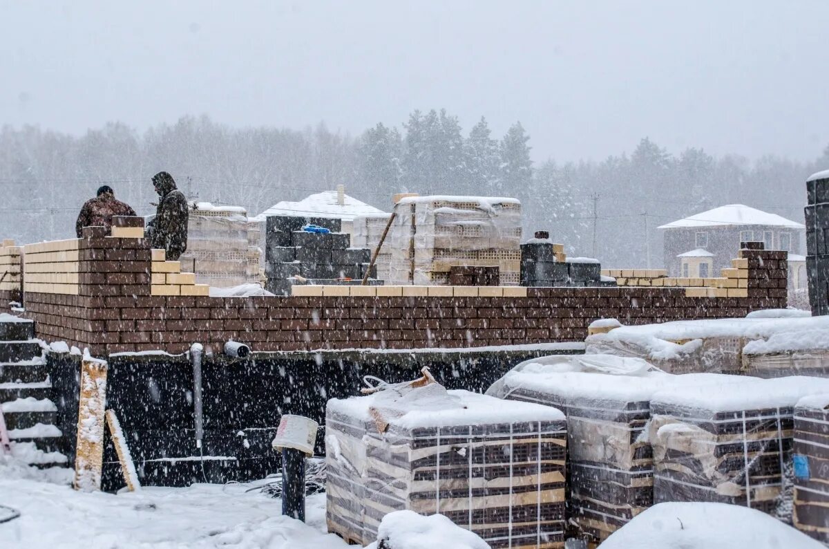 Каменная кладка в зимних условиях. Зимняя кладка. Строители на стройке зимой. Лср разгрузка блоки газобетон. Стройка зимой.