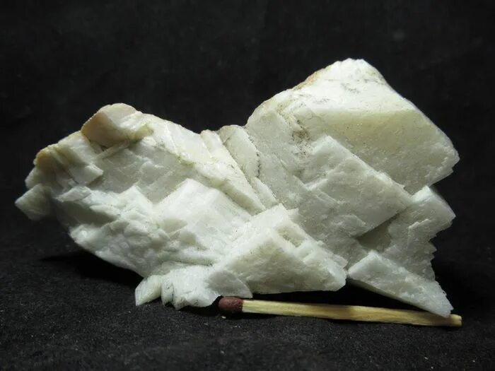 Доломит минерал. Доломит горная порода. Доломит порода. Камень дугласит минерал. Доломит горький шпат.