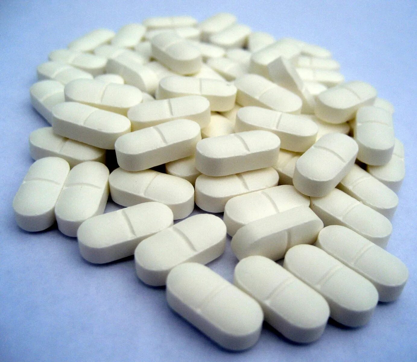 Белые продолговатые таблетки. Овальные таблетки с риской. Таблетка. Белые большие таблетки. Таблетки без запаха